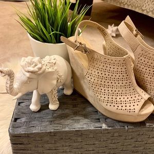 Cute nude wedge Heel